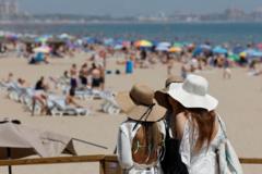 Temperatures surpass 33C as storm warning kicks in